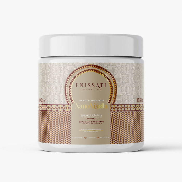 Un pot blanc orné d'une étiquette décorative beige et or pour le soin Nigella d'Enissati Cosmetics, aux protéines biologiques et aux bienfaits du lissage brésilien. Le pot est doté d'un couvercle blanc à visser, idéal pour ceux qui recherchent un lissage brésilien exceptionnel et explorent enissati avis.
