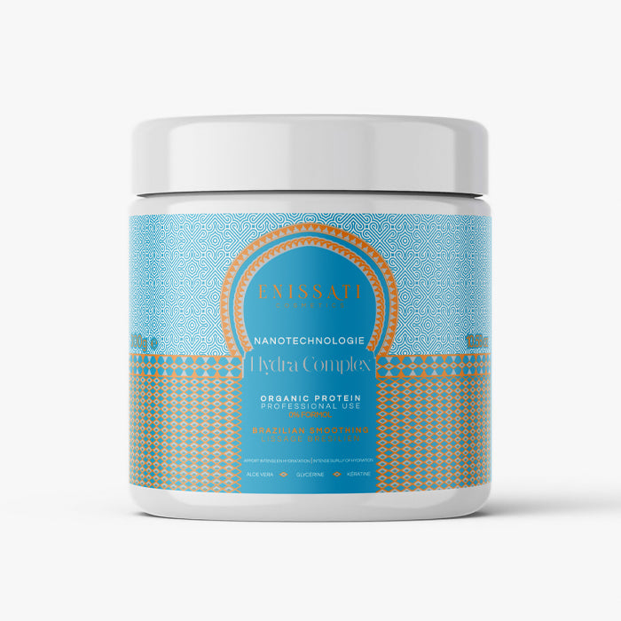 Un pot en plastique blanc avec une étiquette bleue et dorée soin Enissati Hydra Complex Organic Protein. Connu pour ses propriétés de lissage brésilien. Il présente un motif géométrique et est conçu pour un usage professionnel. idéal pour ceux qui recherchent un lissage brésilien exceptionnel et explorent enissati avis.