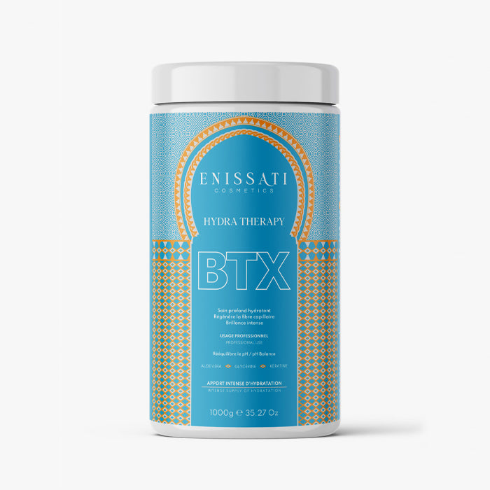 Un récipient cylindrique d'Enissati Cosmetics Hydra Therapy BTX avec une étiquette à motifs bleus et dorés, un couvercle blanc et des détails sur le produit en texte blanc et bleu, idéal pour ceux qui recherchent un lissage brésilien ou qui vérifient les Enissati avis sur le lissage brésilien.