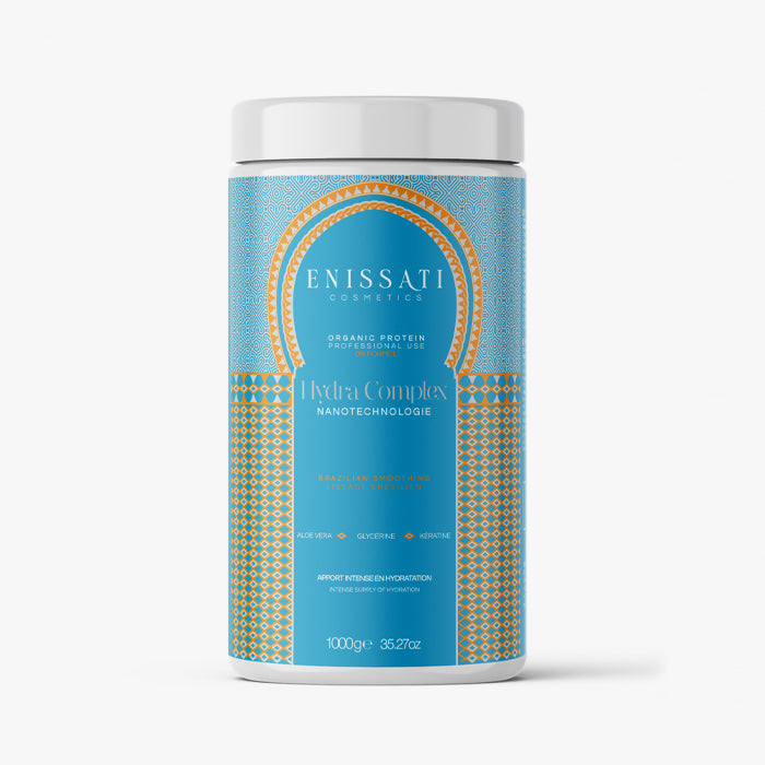 Un récipient cylindrique d'Enissati Cosmetics Hydra Complex pour lissage brésilien affiche une étiquette à motifs bleus et orange avec les détails du produit, notamment des protéines biologiques et des nanotechnologies, sur un fond blanc uni. Idéal pour ceux qui recherchent un lissage brésilien et explorent enissati avis.