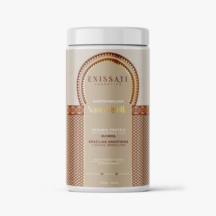 Un récipient de traitement protéiné biologique Nano Nigella Brazil Smoothing d'Enissati Cosmetics, présentant un design doré et blanc avec des motifs ornés, idéal pour le lissage brésilien avec une durée impressionnante. Idéal pour ceux qui recherchent un lissage brésilien et explorent enissati avis.