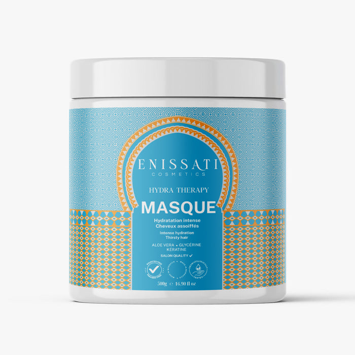 Un pot blanc de masque Hydra Therapy d'Enissat Cosmetics avec une étiquette géométrique bleue et dorée, présentant les détails du produit et des ingrédients comme l'aloe vera et la glycérine, idéal pour ceux qui recherchent des Enissati avis sur la durée du lissage brésilien ou le lissage brésilien. 