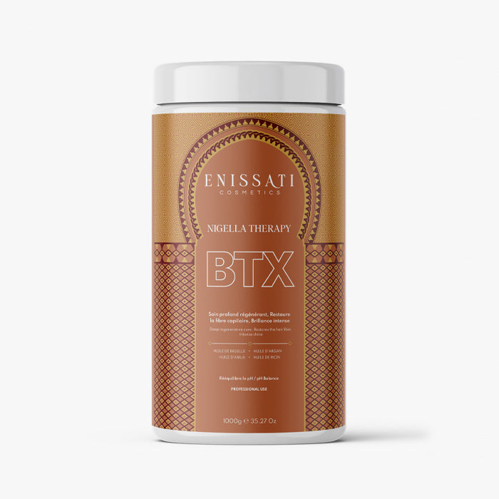 Un contenant cylindrique étiqueté ENISSATI COSMETICS NIGELLA THERAPY BTX avec un motif marron et or, contenant 1000 g (35,27 oz) de soins capillaires professionnels idéal pour le lissage brésilien, offrant des résultats de qualité salon. Parfaits pour ceux qui recherchent des les avis en lissage Enissati 